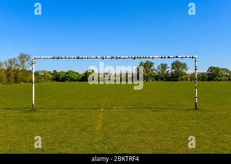 Torpfosten und leere Plätze auf Hackney Marshes während der UK Sperrung Stockfoto