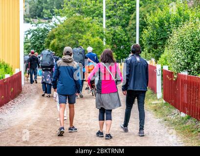 ULVON, SCHWEDEN - 23. JULI 2019: Leicht unfokussierter Foto von Touristen, die auf der Insel Ulvon spazieren, dem historischen Ort der traditionellen Fischerei in der Ostsee, cl Stockfoto