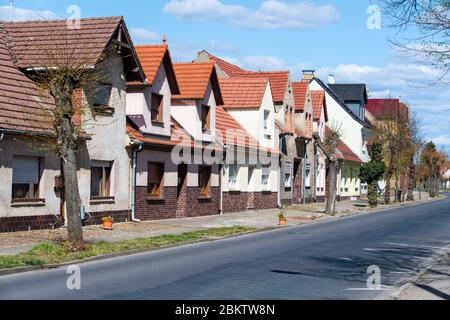 Doberlug Kirchhain, Deutschland. April 2020. Wohn- und Geschäftsgebäude in der Luckauer Straße. Quelle: Soeren stache/dpa-Zentralbild/ZB/dpa/Alamy Live News Stockfoto