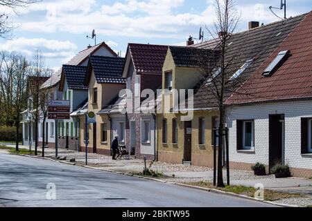 Doberlug Kirchhain, Deutschland. April 2020. Wohn- und Geschäftsgebäude in der Luckauer Straße. Quelle: Soeren stache/dpa-Zentralbild/ZB/dpa/Alamy Live News Stockfoto