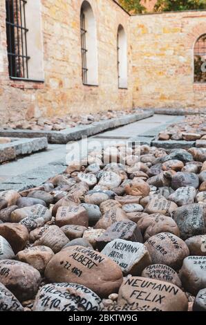 Pilsen, Tschechische Republik - 28. Okt 2019: Garten der Erinnerungen neben der Alten Synagoge in Pilsen. Steine mit den Namen der Nazi-Terroropfer erinnern an die Pilsen-Opfer des Holocaust. Stockfoto