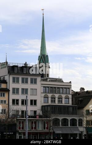 Alte Architektur der Altstadt in der Innenstadt von Zürich, Schweiz, März 2020. Schöne alte Gebäude mit vielen architektonischen Details und Himmel. Stockfoto