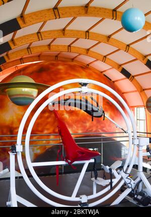 Plzen, Tschechische Republik - 28 Oktober 2019: Kreisel gerät in 3D-Planetarium in Techmania Science Center. Die Ausstellung Menschen in Astronomie und ihre Prinzipien durch Spiele zu erziehen. Modelle von Planeten. Stockfoto