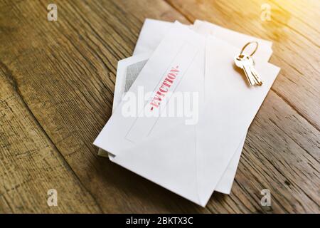 Offener Umschlag mit einer Räumungsnotice - Schlüssel - späte Miete - überfällige Zahlung Stockfoto