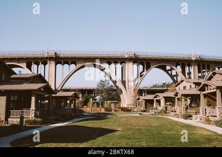 Idyllische amerikanische Nachbarschaft mit Handwerkerhäuser und einer alten Brücke im Blick - Vorort Living - Americana - perfekt Stockfoto