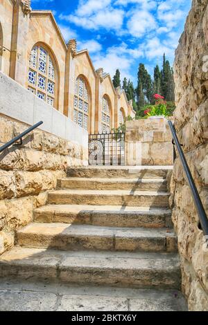 Treppe in der Nähe der Kirche aller Völker auch bekannt als die Basilika der Agonie. Es ist eine römisch-katholische Kirche auf dem Ölberg Stockfoto