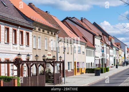 Doberlug Kirchhain, Deutschland. April 2020. Wohn- und Geschäftsgebäude in der Hauptstraße. Quelle: Soeren stache/dpa-Zentralbild/ZB/dpa/Alamy Live News Stockfoto