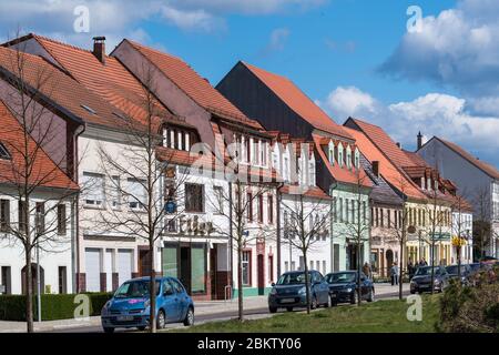 Doberlug Kirchhain, Deutschland. April 2020. Wohn- und Geschäftsgebäude in der Hauptstraße. Quelle: Soeren stache/dpa-Zentralbild/ZB/dpa/Alamy Live News Stockfoto