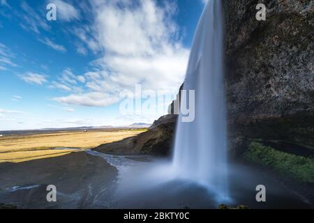 Einer der berühmtesten Wasserfälle Islands, Seljalandsfoss, liegt im Goldenen Kreis und ist von der Ringstraße aus leicht zu erreichen Stockfoto