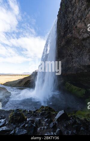 Einer der berühmtesten Wasserfälle Islands, Seljalandsfoss, liegt im Goldenen Kreis und ist von der Ringstraße aus leicht zu erreichen Stockfoto