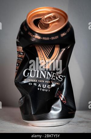 Guinness-Dose Crushed, wird im St James Gate, Dublin, Irland gebraut, 1759 von Arthur Guinness als Irish Dry Stout eingeführt. Stockfoto