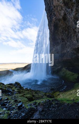 Einer der berühmtesten Wasserfälle Islands, Seljalandsfoss, liegt im Goldenen Kreis und ist von der Ringstraße aus leicht zu erreichen Stockfoto