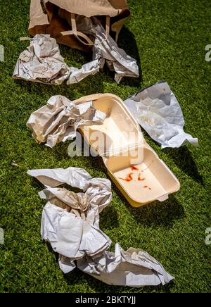 Weggeworfene Fast Food Verpackungen auf dem Boden Stockfoto