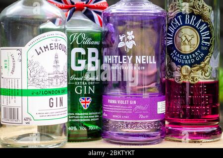 Eine Auswahl an beliebten Gin-Marken aus Großbritannien, darunter Sipsmith, Beefeater, Limehouse, Williams GB, Whitley Neil und Wildcat Bramble Gin Stockfoto