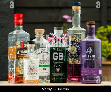 Eine Auswahl an beliebten Gin-Marken aus Großbritannien, darunter Sipsmith, Beefeater, Limehouse, Williams GB, Whitley Neil und Wildcat Bramble Gin Stockfoto