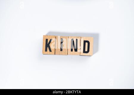 ' KIND ' Text aus Holzwürfel auf weißem Hintergrund. Stockfoto