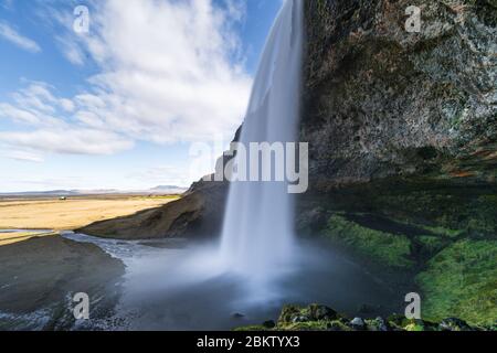 Einer der berühmtesten Wasserfälle Islands, Seljalandsfoss, liegt im Goldenen Kreis und ist von der Ringstraße aus leicht zu erreichen Stockfoto