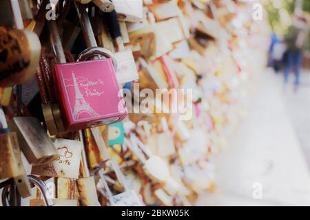 Die Liebhaberlochstücke auf der Pont Neuf entlang der seine in Paris, Frankreich Stockfoto