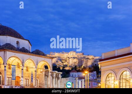 Monastiraki Platz am Nachmittag. Links befindet sich die Tzistarakis Moschee, rechts die Metro Station und im Hintergrund der Akropolis Hügel. Stockfoto