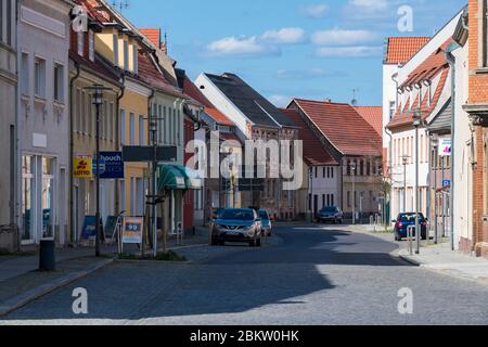 Doberlug Kirchhain, Deutschland. April 2020. Wohn- und Geschäftshäuser in der Potsdamer Straße. Quelle: Soeren stache/dpa-Zentralbild/ZB/dpa/Alamy Live News Stockfoto