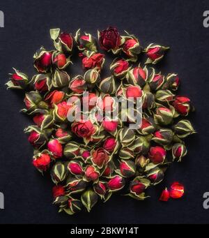 Getrocknete Teerose, Dessertrosen in einer Keramikbecher. Selektiver Fokus. Vintage-Stil. Chinesischer Rosentee. Getrocknete Rosenblüten, die für die Zubereitung von Tee verwendet werden. Stockfoto