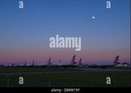 Glasgow, Großbritannien. Mai 2020. Im Bild: Eine Sammlung von geerdeten Flugzeugen des Typs British Airways Airbus A319/A320/A321 steht leer und leblos und der Glasgow International Airport ist aufgrund des massiven globalen Abschwungs in der Luftfahrtindustrie. Die British Airway8 haben rund 12,000 Mitarbeiter in einem Versuch, über Wasser zu bleiben, gestaffelt. Heute gab Virgin Atlantic bekannt, dass sie über 3,000 Mitarbeiter und die Schließung der Operationen in ihrer Londoner Basis Gatwick gestafelt haben. Die Branche befindet sich in einer Kernschmelze. Quelle: Colin Fisher/Alamy Live News Stockfoto