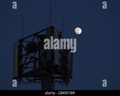 Sheerness, Kent, Großbritannien. Mai 2020. UK Wetter: Der zunehmende Gibbos Mond steigt in einen klaren Himmel über Sheerness, Kent. Quelle: James Bell/Alamy Live News Stockfoto