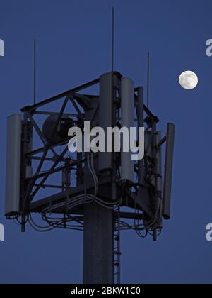 Sheerness, Kent, Großbritannien. Mai 2020. UK Wetter: Der zunehmende Gibbos Mond steigt in einen klaren Himmel über Sheerness, Kent. Quelle: James Bell/Alamy Live News Stockfoto