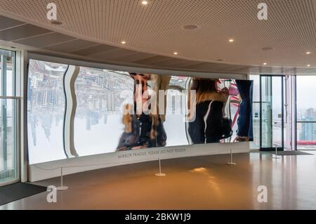 ArcelorMittal Orbit Aussichtsturm mit großen Spiegeln eine beliebte Touristenattraktion Queen Elizabeth Olympic Park Stockfoto