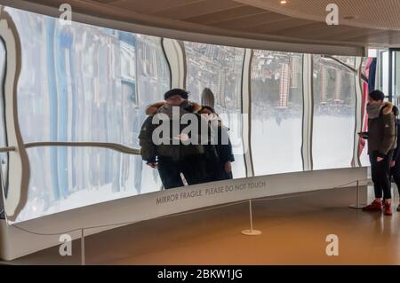 ArcelorMittal Orbit Aussichtsturm mit großen Spiegeln eine beliebte Touristenattraktion Queen Elizabeth Olympic Park Stockfoto