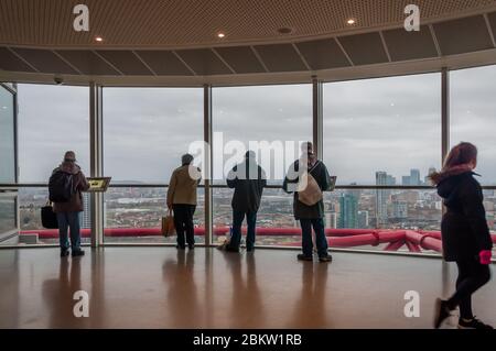 ArcelorMittal Orbit Aussichtsturm mit großen Spiegeln eine beliebte Touristenattraktion Queen Elizabeth Olympic Park Stockfoto