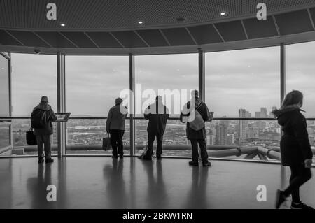 ArcelorMittal Orbit Aussichtsturm mit großen Spiegeln eine beliebte Touristenattraktion Queen Elizabeth Olympic Park Stockfoto