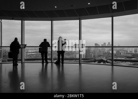 ArcelorMittal Orbit Aussichtsturm mit großen Spiegeln eine beliebte Touristenattraktion Queen Elizabeth Olympic Park Stockfoto