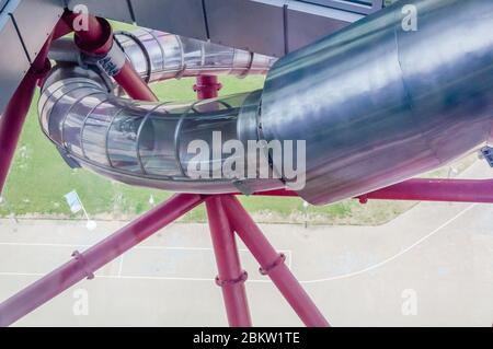 Detail Nahaufnahme ArcelorMittal Orbit rot röhrenförmige spiralförmige Struktur mit Rutsche in einer beliebten Touristenattraktion Queen Elizabeth Olympic Park Stockfoto