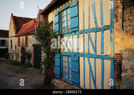 Traditionelles altes Haus in EINEM malerischen Dorf in Nordfrankreich Stockfoto