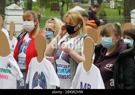 Kiew, Kiew, Ukraine. Januar 2020. Aktivisten stehen während des Protestes mit Gesichtsmasken neben Mannequins als Vorsichtsmaßnahme gegen Corona-Virus.Laut der Lockdown-Maßnahmen des Landes gegen Covid-19 wurde ein Protest ohne Teilnehmer abgehalten - Patienten mit seltenen Krankheiten. Vor dem ukrainischen Gesundheitsministerium fordern die Demonstranten, fünfzig Mannequins, die Patienten symbolisieren, die zusätzliche staatliche Unterstützung für die Behandlung, die sie benötigen, zu bieten. Kredit: Pavlo Gonchar/SOPA Images/ZUMA Wire/Alamy Live News Stockfoto