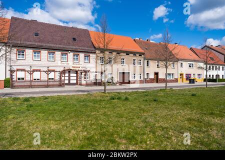 Doberlug Kirchhain, Deutschland. April 2020. Wohn- und Geschäftsgebäude in der Hauptstraße. Quelle: Soeren stache/dpa-Zentralbild/ZB/dpa/Alamy Live News Stockfoto