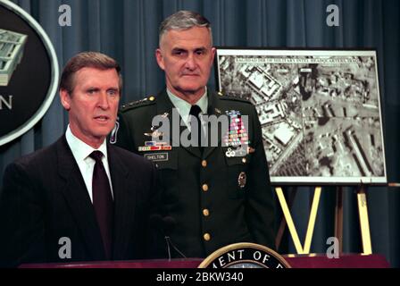 US-Verteidigungsminister William Cohen, links, zusammen mit Joint Chiefs General Hugh Shelton, kurze Reporter über den Fortschritt der Operation Desert Fox, ein gemeinsamer US-amerikanischer und britischer Angriff auf Ziele im Irak im Pentagon 17. Dezember 1998 in Washington, D.C. die Operation war eine viertägige Bombenkampagne auf irakische Ziele wegen Nichteinhaltung der UN-Inspektionen. Stockfoto