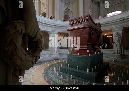 Napoleons Sarkophag umgeben von Siegesengeln in der Krypta von Napoleons Grab in der Kirche Dome des Invalides.Hotel National des Invalides.Paris.Frankreich Stockfoto