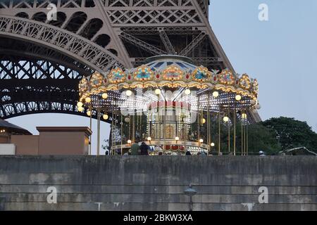 Beleuchtetes Karussell vor dem Eiffelturm nach Sonnenuntergang. Paris, 31. Mai 2019 in Frankreich. Stockfoto