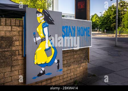 Southampton, Großbritannien. Mai 2020. Eine 'Stay Home'-Nachricht / Ratschläge auf einem blau bemalten Banner mit einer Illustration einer Frau in einem Krankenschwester-Outfit mit einem Pinsel und einem Eimer blauer Farbe, die davonläuft. Dies ist Woche 6 der landesweiten Sperrung aufgrund der anhaltenden Coronavirus / Covid 19 Pandemie mit Plänen zur Lockerung der Beschränkungen im Gange. Stockfoto