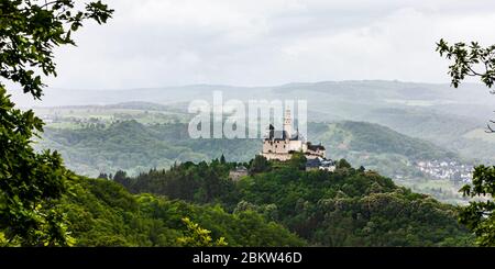 Marksburg im Nebel, Braubach, Deutschland Stockfoto