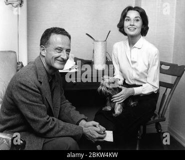 AUDREY HEPBURN mit ihrer Miniatur Yorkshire Terrier MR. FAMOUS und Regisseur FRED ZINNEMANN offen Werbung Foto für DIE NONNE GESCHICHTE 1959 Warner Bros. Stockfoto