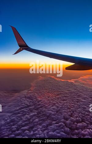 Dezember Flug durch spektakuläres Sonnenuntergangslicht, von Chicago nach Seattle, USA Stockfoto