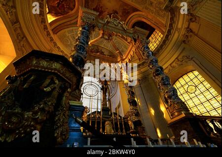 Der Altar in der Kirche Dôme des Invalides im Inneren des Hotel National des Invalides.Paris.Frankreich Stockfoto