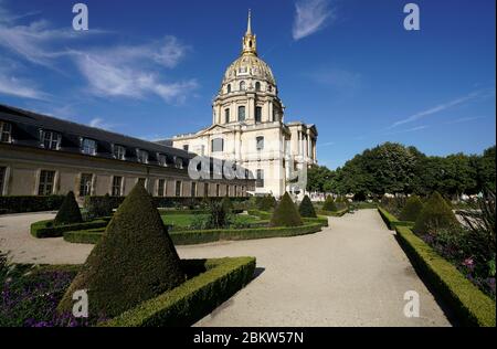 Die goldene Kuppel der Kirche Dôme des Invalides und Grabmal von Napoleon Bonaparte des Hotel National des Invalides mit Garten im Vordergrund..Paris.Frankreich Stockfoto