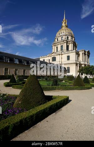 Die goldene Kuppel der Kirche Dôme des Invalides und Grabmal von Napoleon Bonaparte des Hotel National des Invalides mit Garten im Vordergrund..Paris.Frankreich Stockfoto