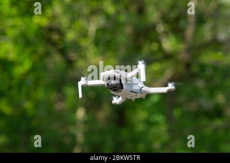 DJI Mavic Mini-Drohne Quadcopter im Flug schwebendes Fliegen Stockfoto