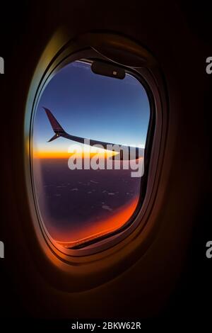 Dezember-Flug durch spektakuläres Sonnenuntergangslicht, von Chicago nach Seattle, USA [Keine Eigentumsfreigabe; nur für redaktionelle Lizenzierung verfügbar] Stockfoto