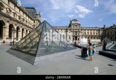 Besucher an der einen der kleinen Glaspyramiden von I.M.Pei im Napoleon Hof entworfen.Louvre Museum.Paris.Frankreich Stockfoto